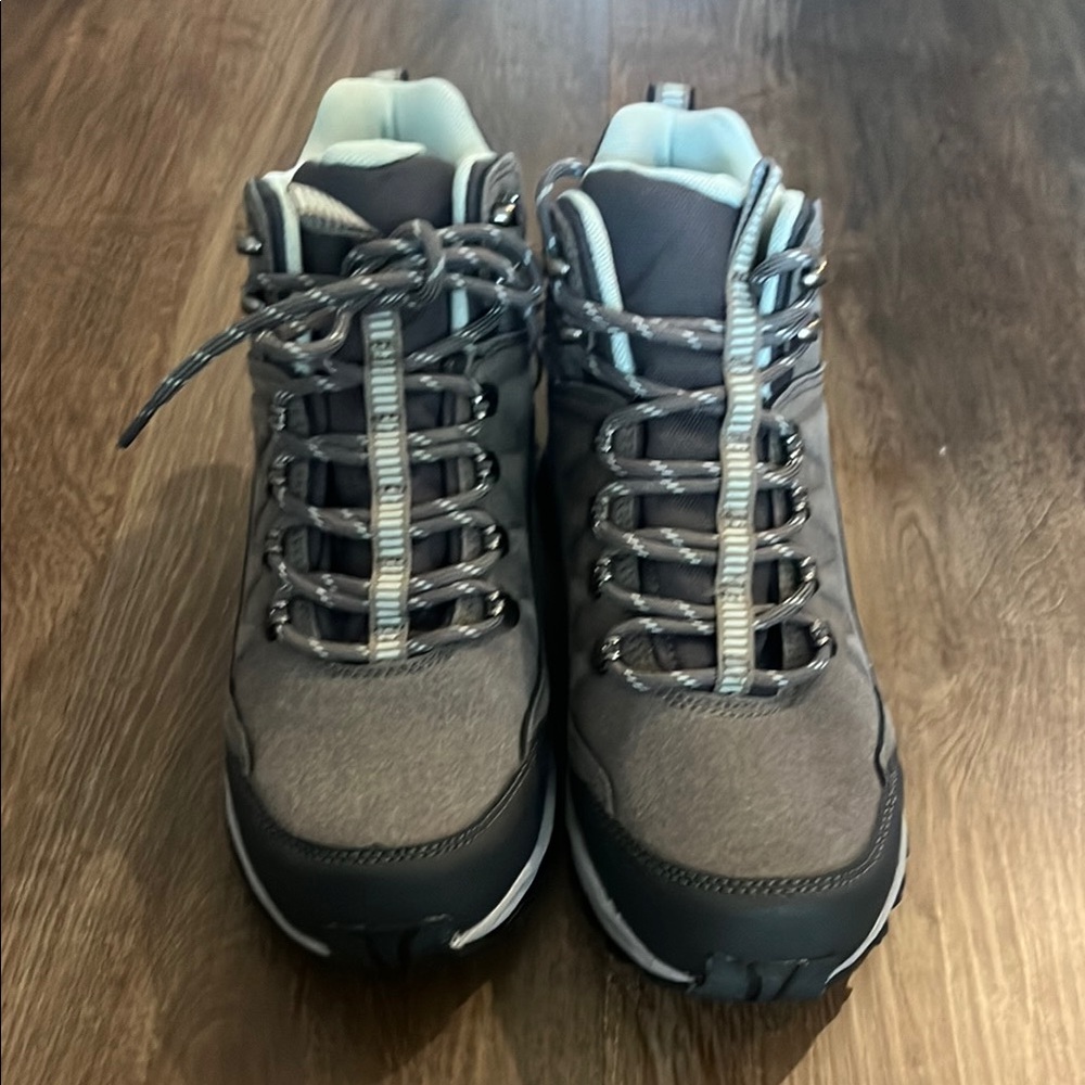 Eddie Bauer women’s SZ 8 hiking boots. New